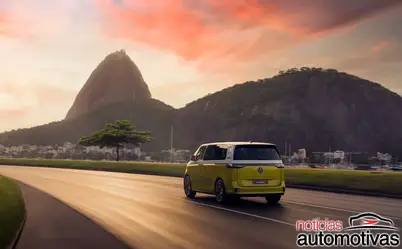 Um bêbado estava na rua quando chegou um carro e buzinou. O que o