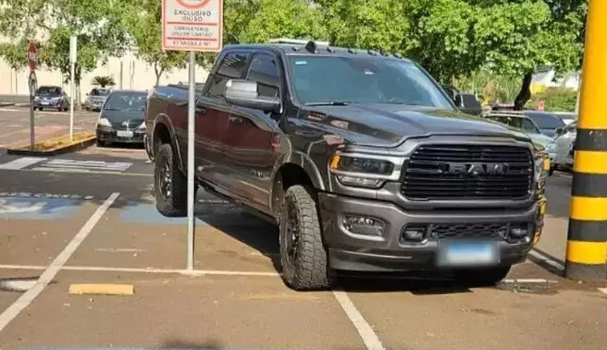 ram 1500 estacionamento a