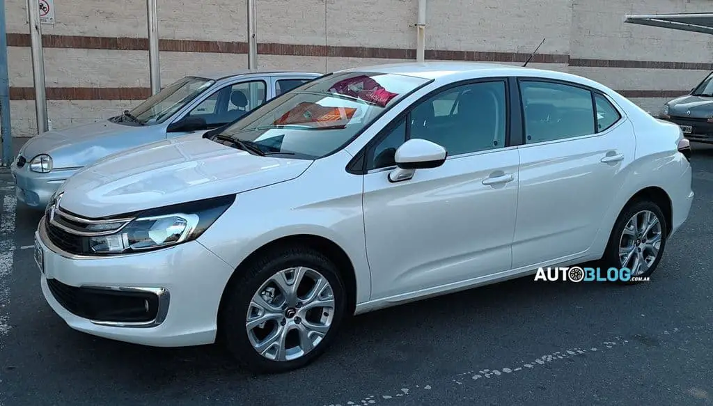 Citroën-C4-Lounge-2018-flagra-Argentina-1 Citroën-C4-Lounge-2018-flagra-Argentina-1 Citroën C4 Lounge 2018 mostra novo visual em flagra na Argentina