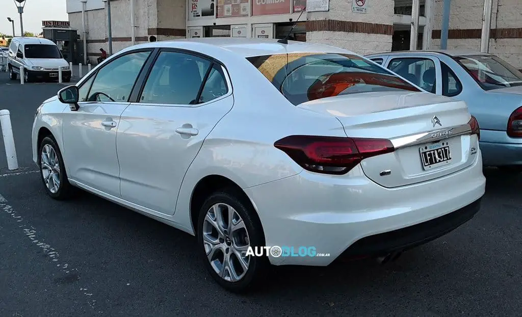 Citroën-C4-Lounge-2018-flagra-Argentina-1 Citroën-C4-Lounge-2018-flagra-Argentina-1 Citroën C4 Lounge 2018 mostra novo visual em flagra na Argentina