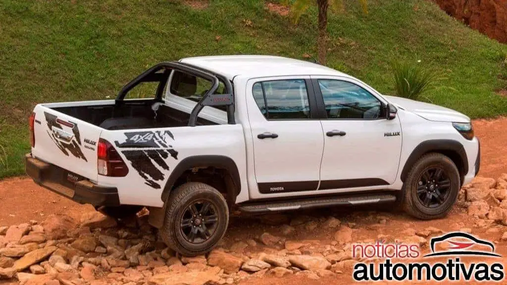 Toyota-Hilux-SR-Challenge-2018-3 Toyota-Hilux-SR-Challenge-2018-3 Toyota Hilux e SW4 2018 trazem novidades e partem de R$ 108.990