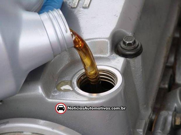 oleo-motor-carro Revise o Seu Carro: Como Verificar o Nível de Óleo