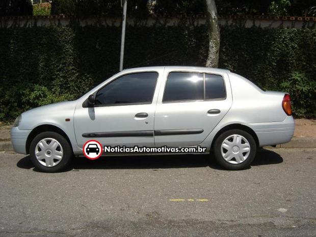 Resultado de imagem para estariam em um veÃculo Renault Clio, cor prata, Sedan