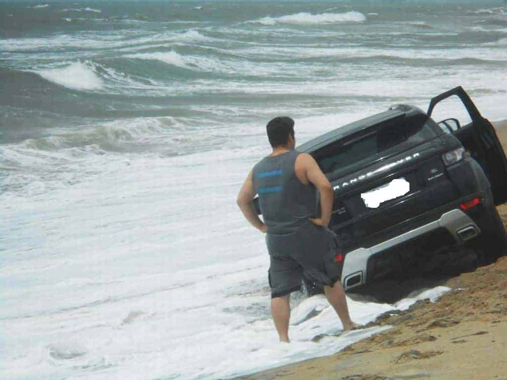 Range Rover Evoque atola em praia de Santa Catarina e quase é levado pelo mar