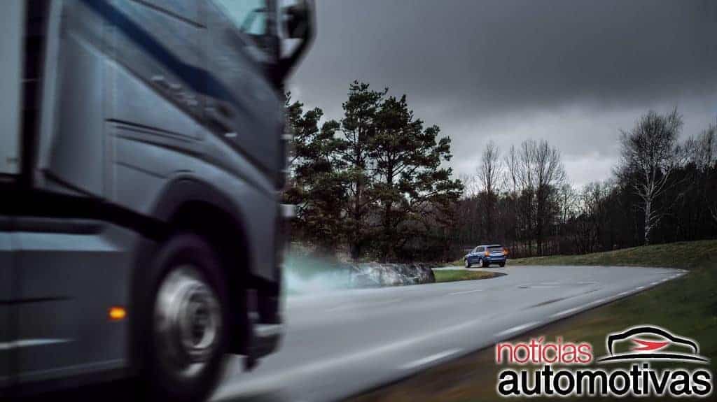 volvo-luz-alerta-frenagem-nuvem-1-1024x576 Volvo lança sistema de alerta em nuvem para carros e caminhões