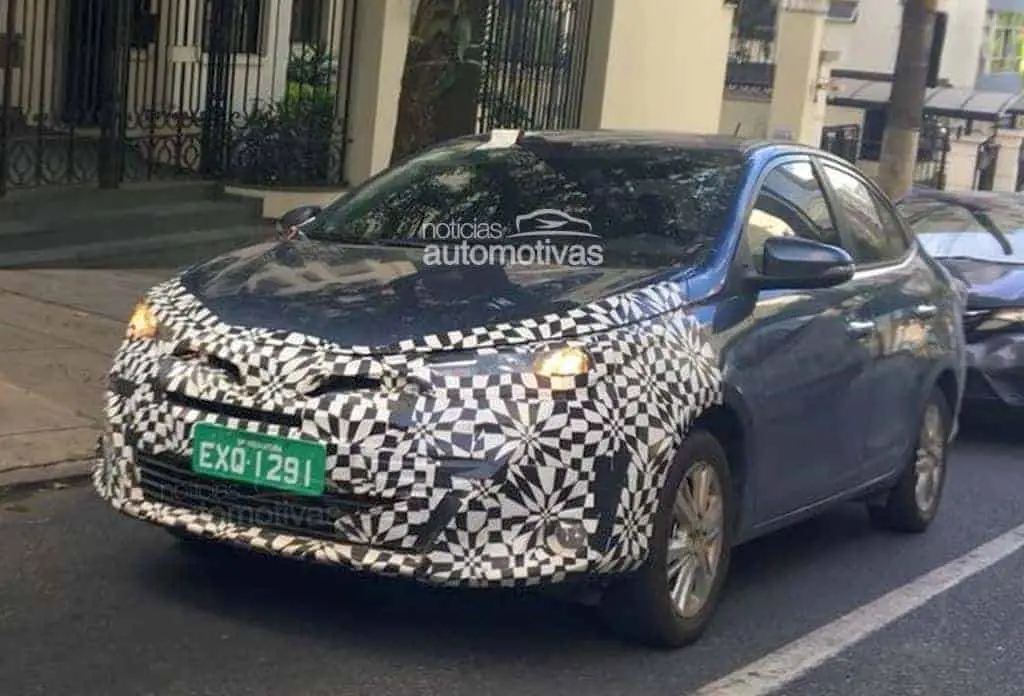 yaris-sedan-flagra-sp-1-1024x696 yaris-sedan-flagra-sp-1-1024x696 Perto do lançamento, Toyota Yaris Sedan já roda com pouca camuflagem