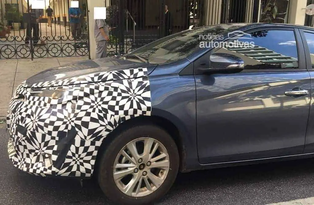 yaris-sedan-flagra-sp-1-1024x696 yaris-sedan-flagra-sp-1-1024x696 Perto do lançamento, Toyota Yaris Sedan já roda com pouca camuflagem