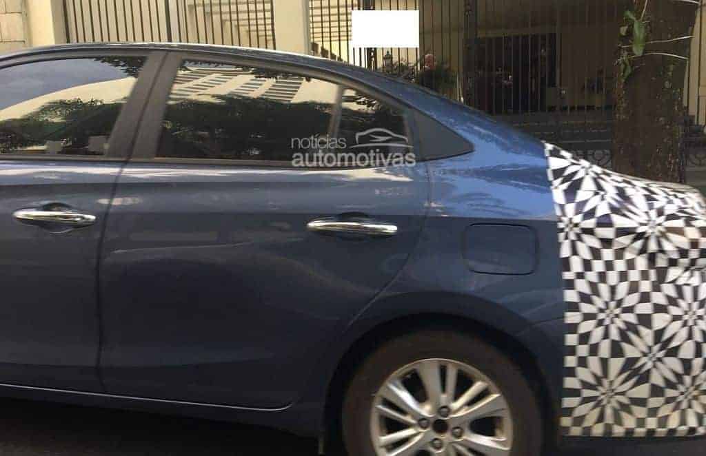 yaris-sedan-flagra-sp-1-1024x696 yaris-sedan-flagra-sp-1-1024x696 Perto do lançamento, Toyota Yaris Sedan já roda com pouca camuflagem