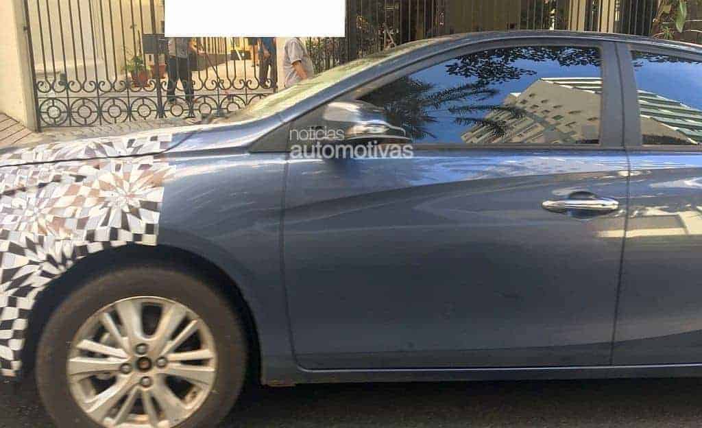 yaris-sedan-flagra-sp-1-1024x696 yaris-sedan-flagra-sp-1-1024x696 Perto do lançamento, Toyota Yaris Sedan já roda com pouca camuflagem