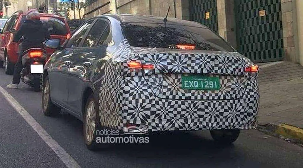 yaris-sedan-flagra-sp-1-1024x696 yaris-sedan-flagra-sp-1-1024x696 Perto do lançamento, Toyota Yaris Sedan já roda com pouca camuflagem