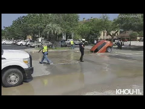 Car falls into hole in Galveston, Texas
