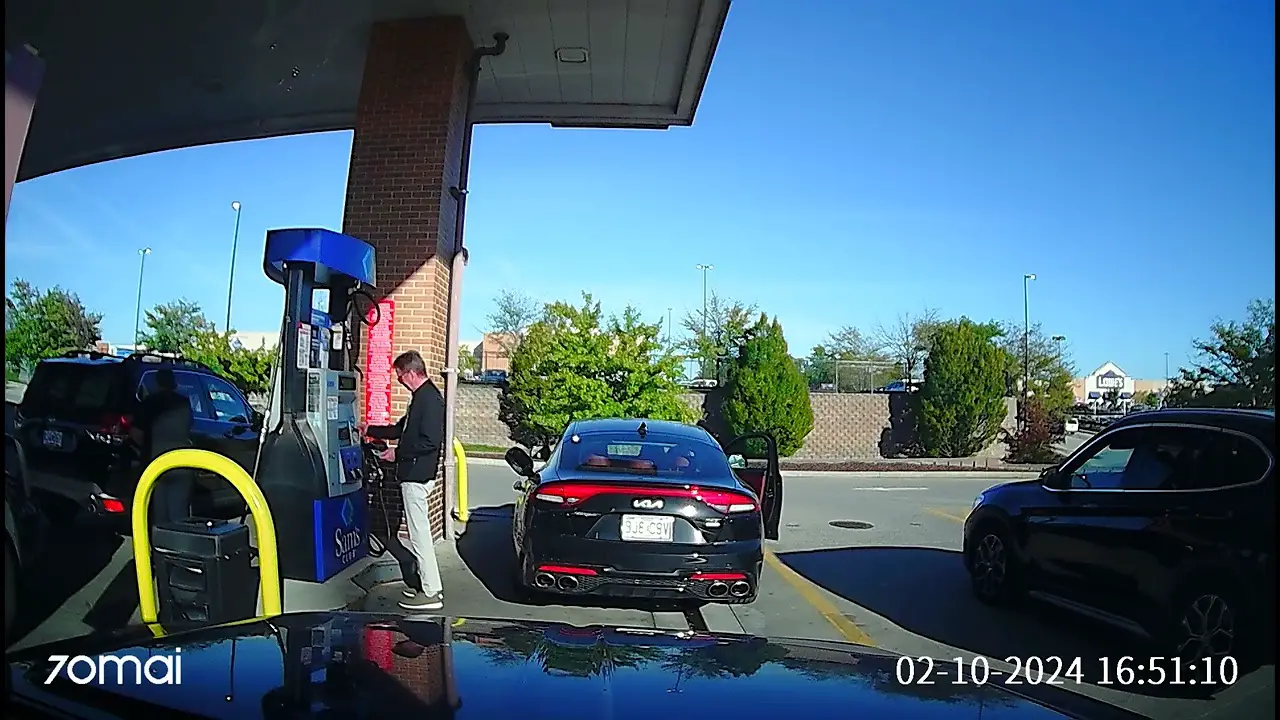 Kia Stinger roubado no posto de gasolina