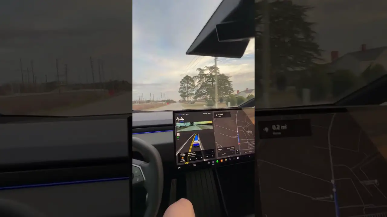 Tesla Cybertruck, com FSD acionado, quase bate de frente com outro veículo